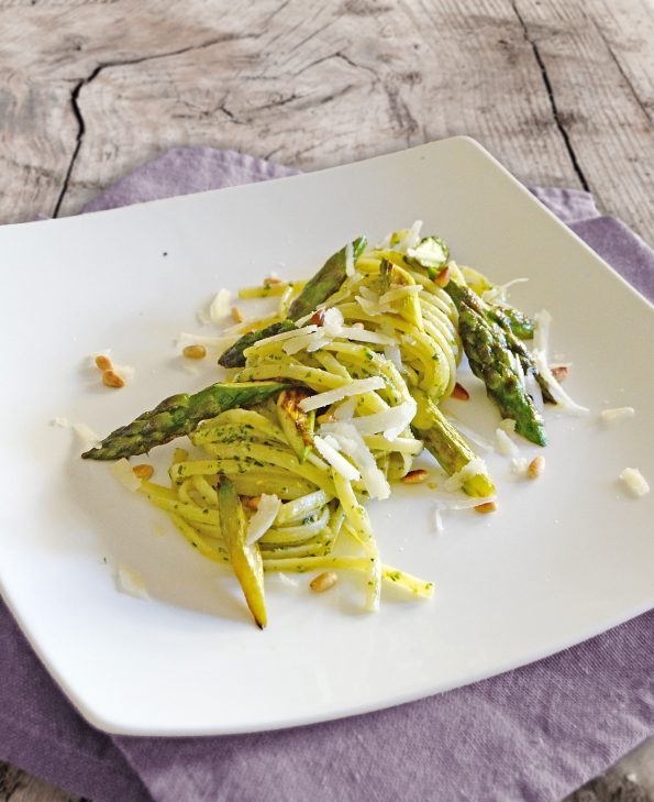 Linguine mit Pesto und gebratenem grünen Spargel