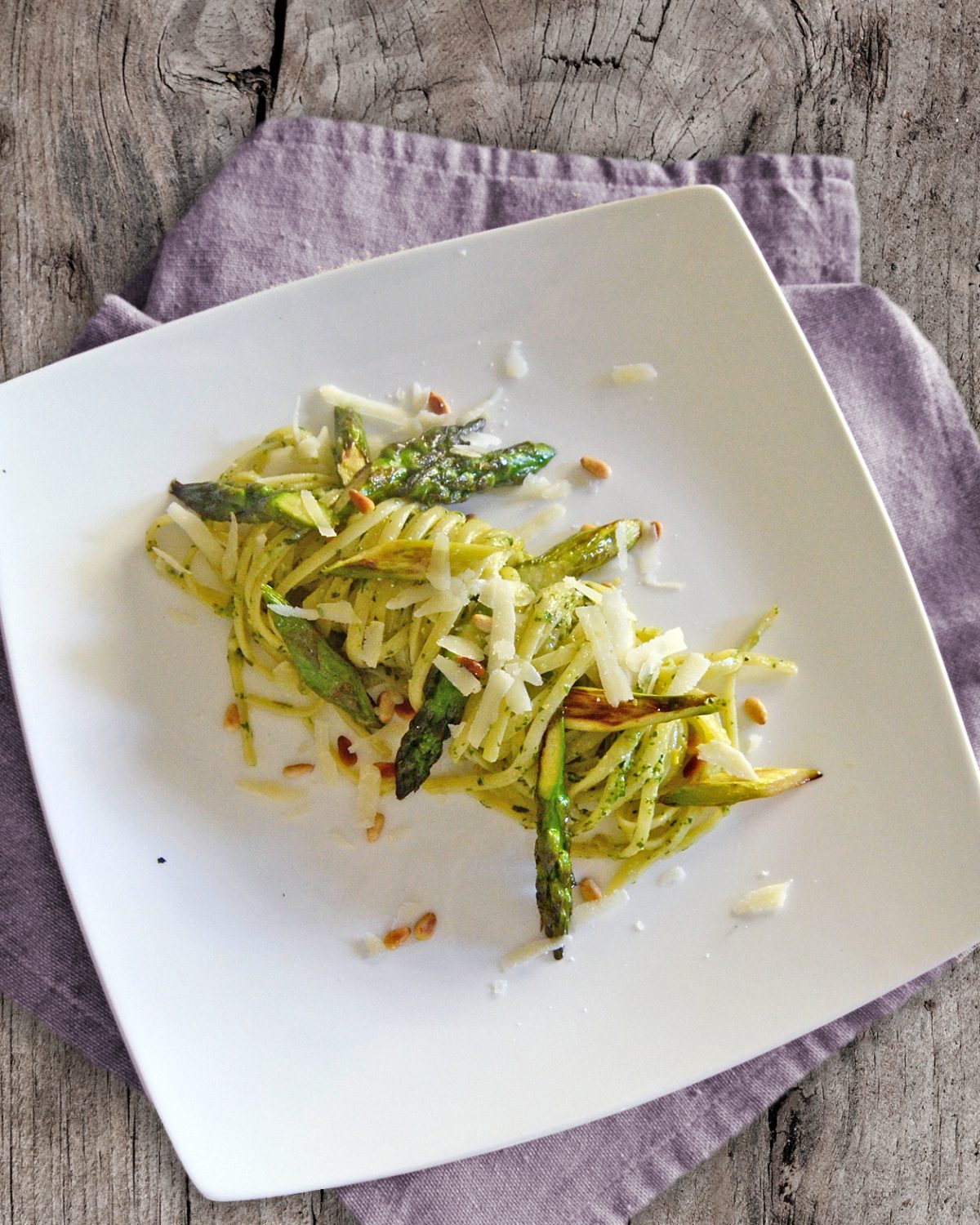 Linguine mit Pesto und gebratenem grünen Spargel