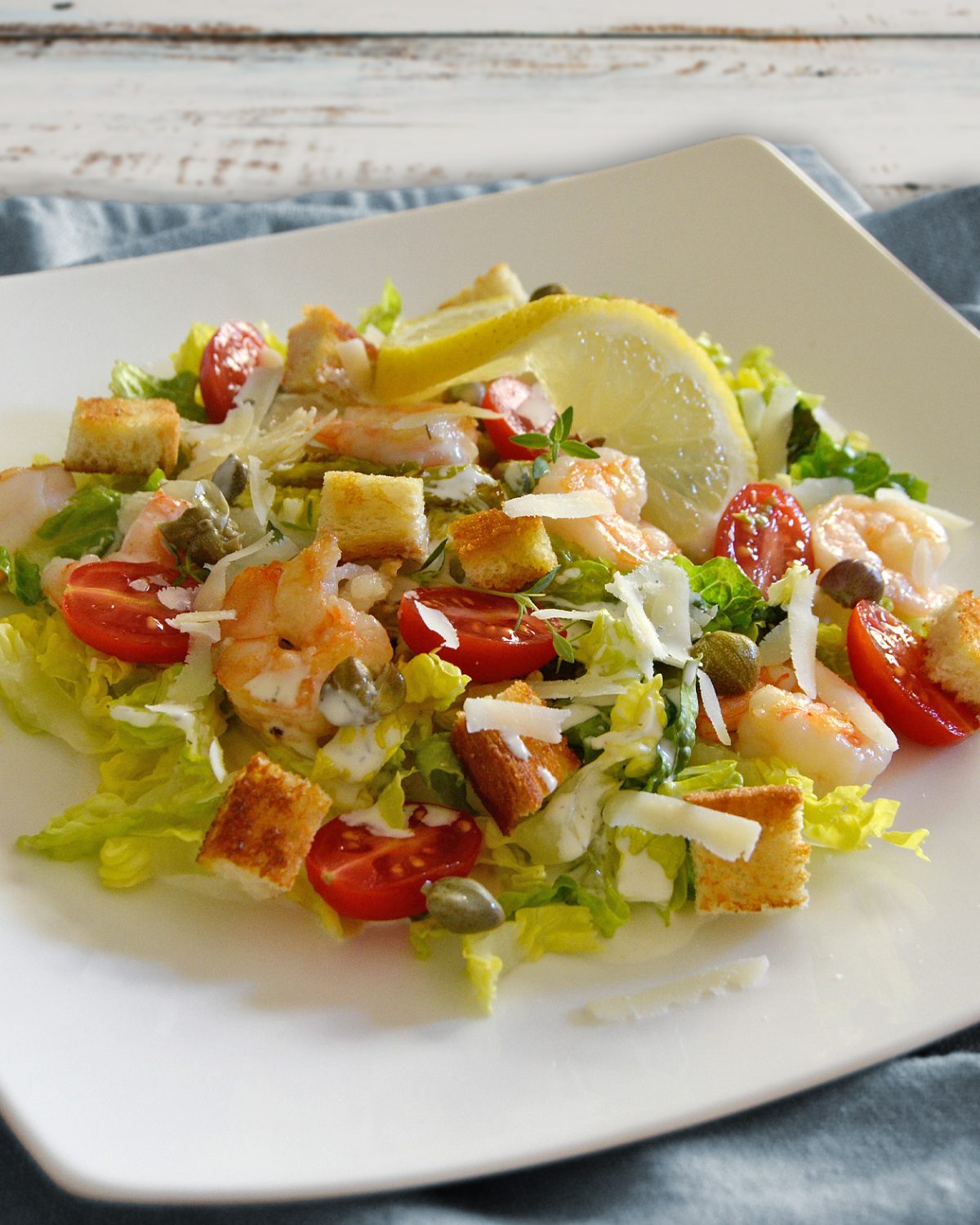 Caesar Salat mit Garnelen und Tomaten