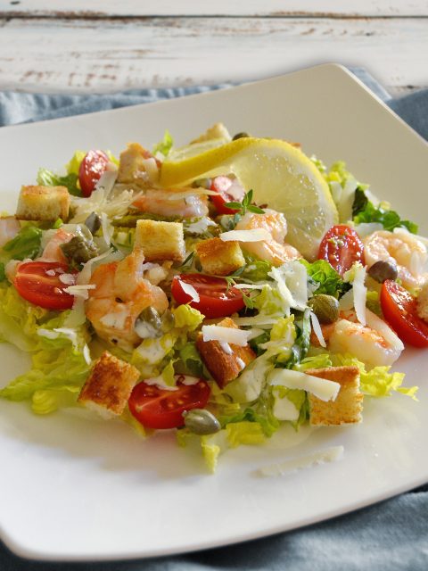 Caesar Salat mit Garnelen und Tomaten