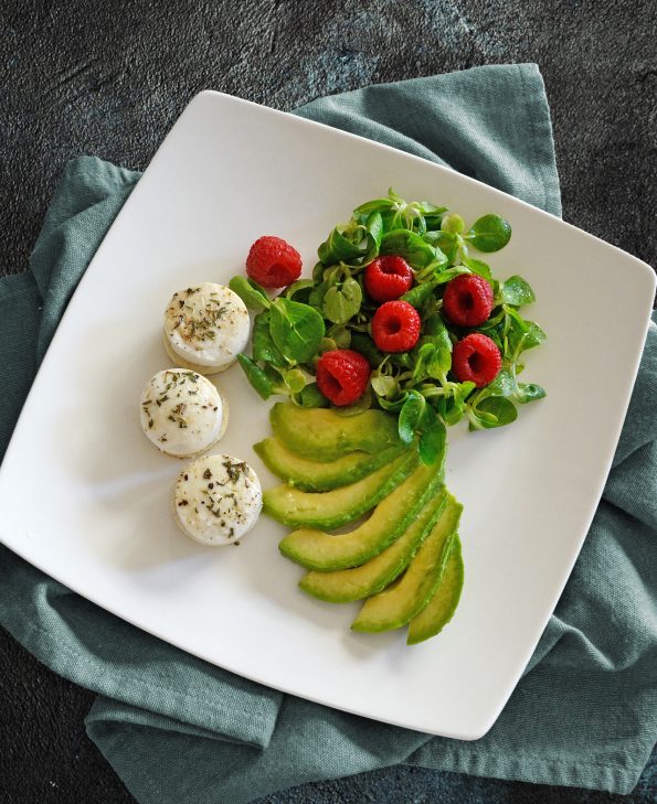 Gratinierter Ziegenkäse mit Feldsalat, Himbeeren und Avocado