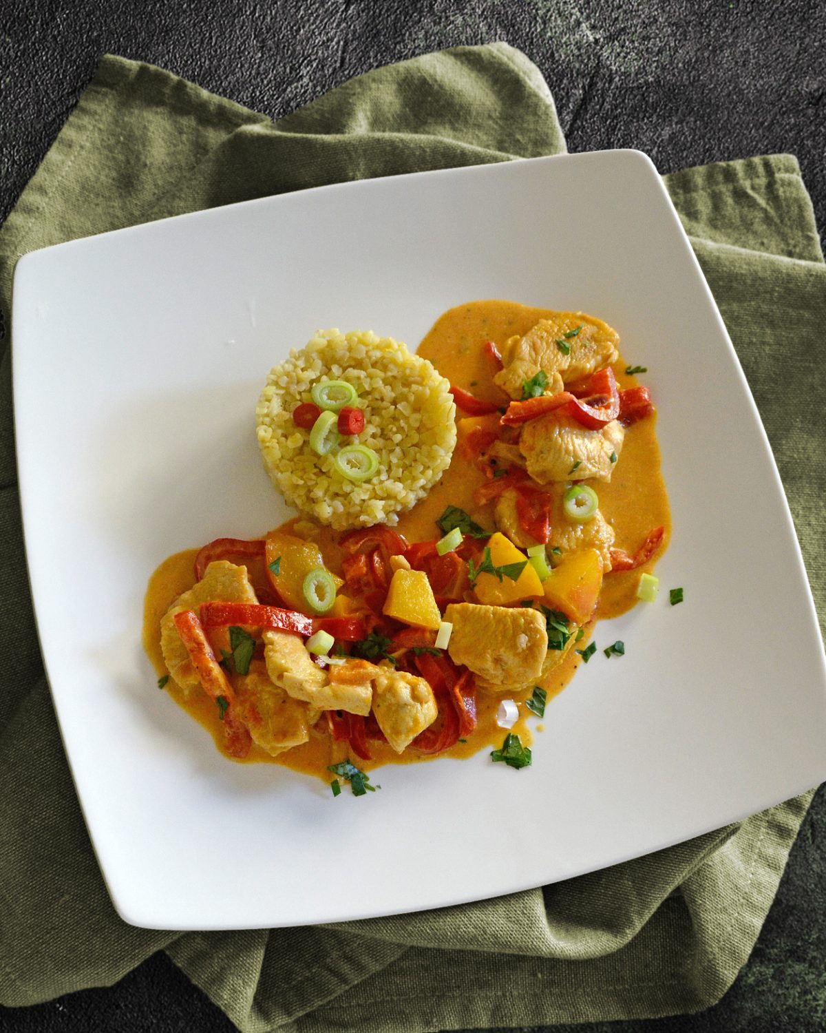 Paprika-Nektarinen-Hähnchen mit Bulgur