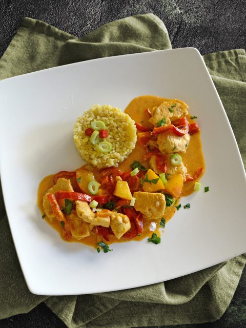 Paprika-Nektarinen-Hähnchen mit Bulgur