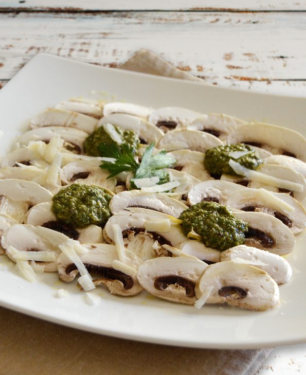 Champignon-Carpaccio mit Wildkräuter-Pesto