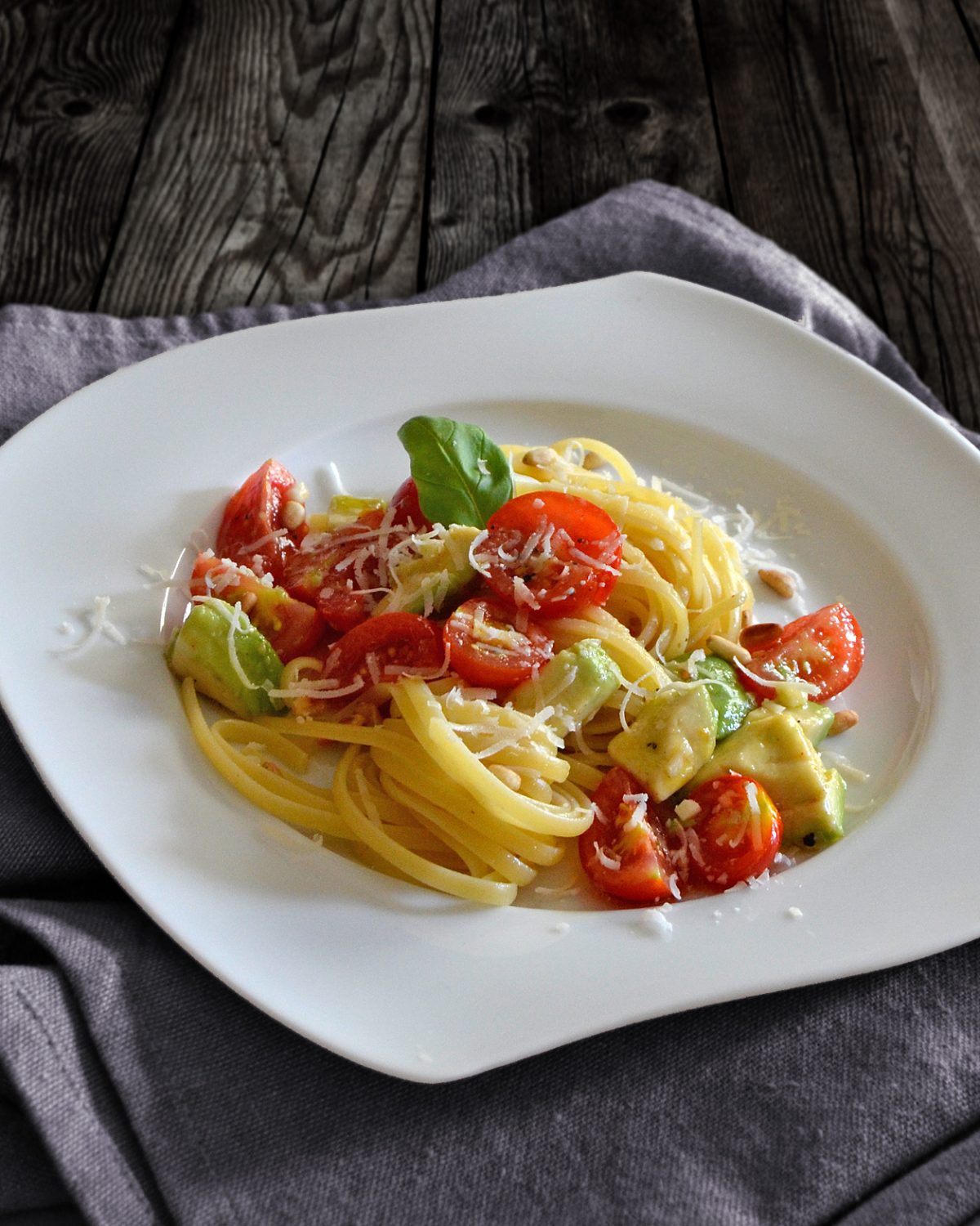 Linguine mit Tomaten-Avocado-Topping