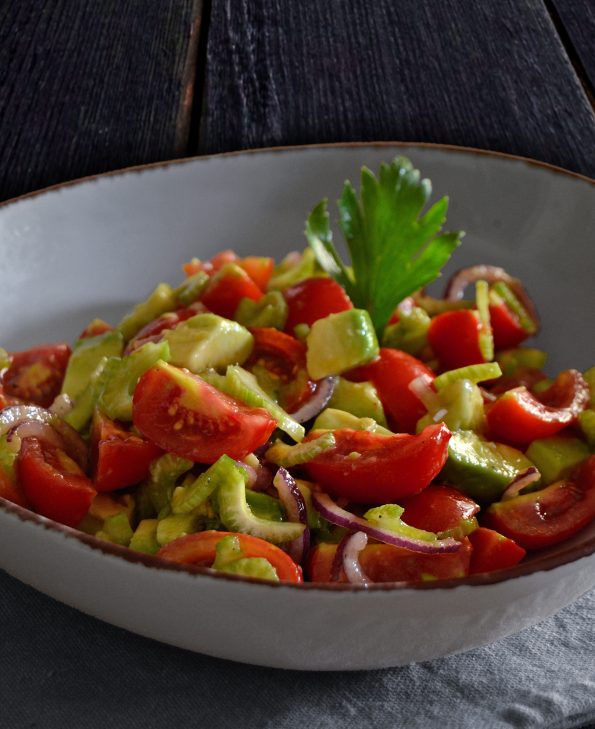 Tomaten-Avocado-Sellerie-Salat