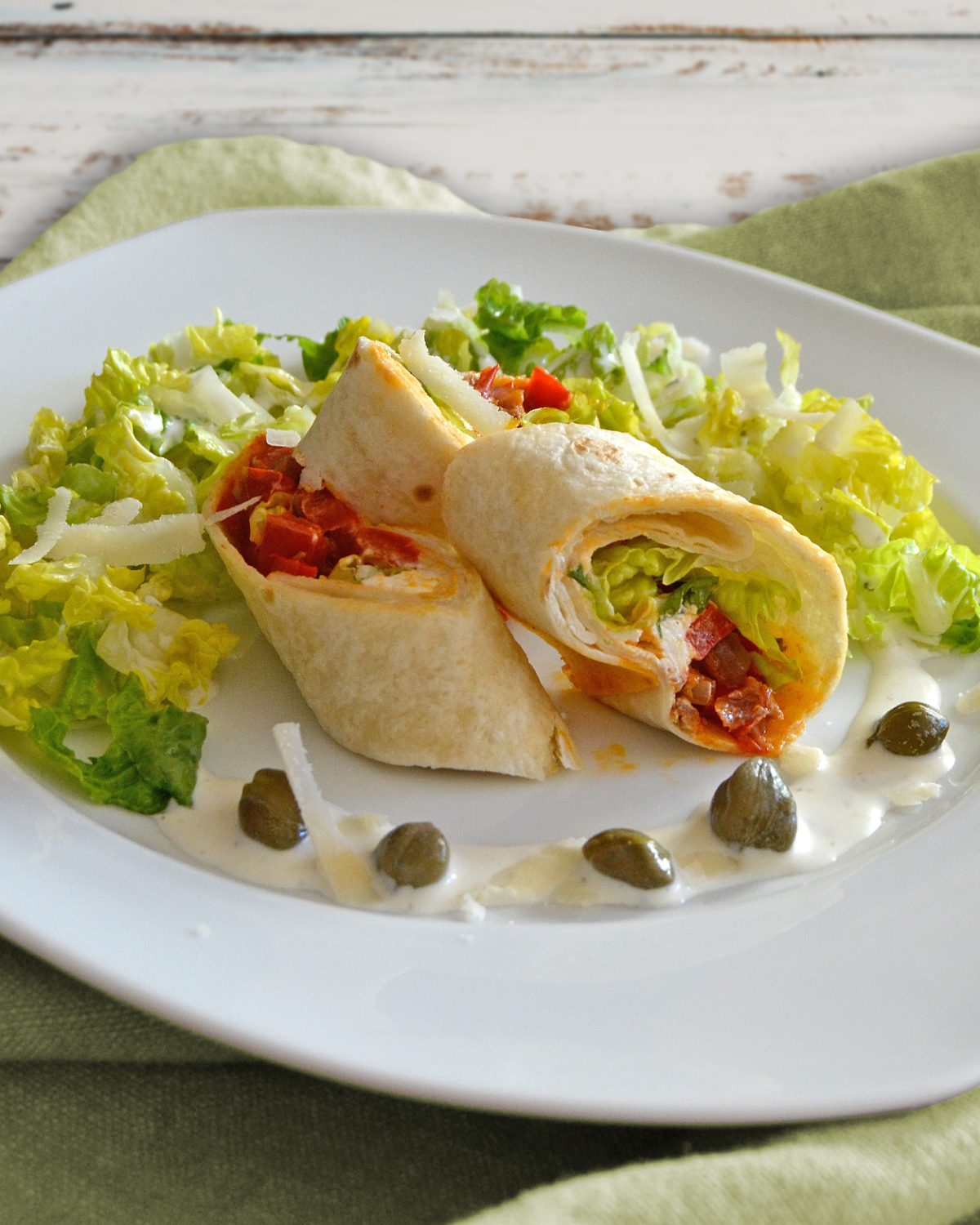 Wraps mit Paprika, Tomaten und geräuchertem Thunfisch