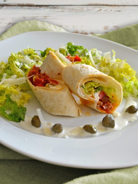 Wraps mit Paprika, Tomaten und geräuchertem Thunfisch