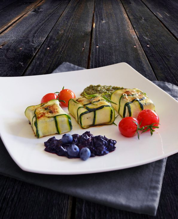 Zucchini-Feta-Päckchen mit Heidelbeer-Chutney und Pesto