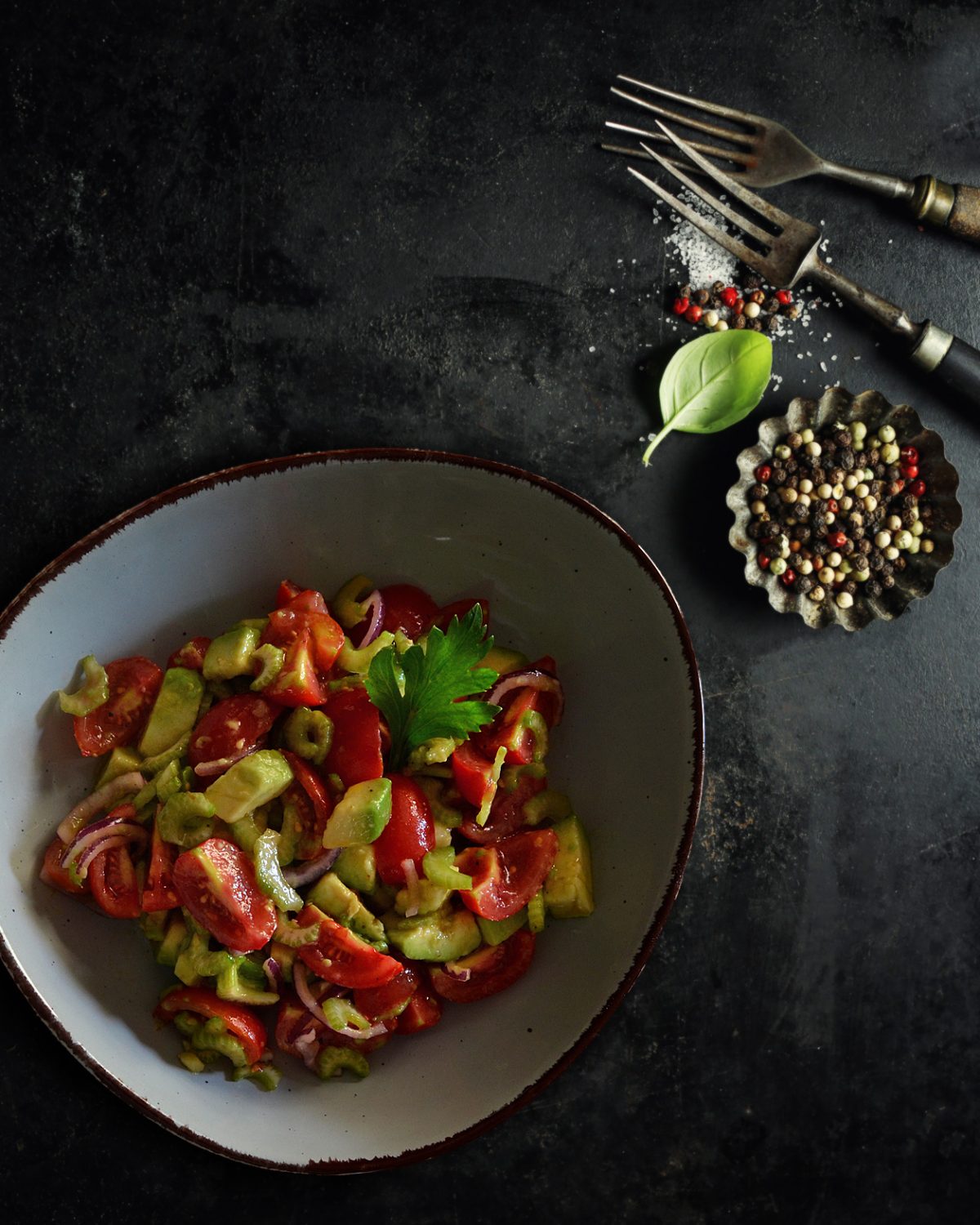 Tomaten-Avocado-Sellerie-Salat