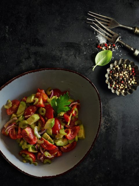 Tomaten-Avocado-Sellerie-Salat