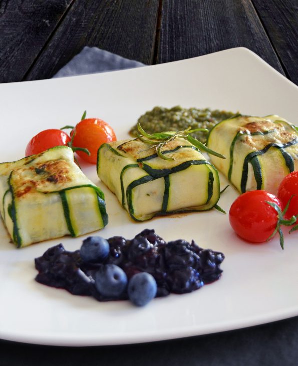 Zucchini-Feta-Päckchen mit Heidelbeer-Chutney und Pesto