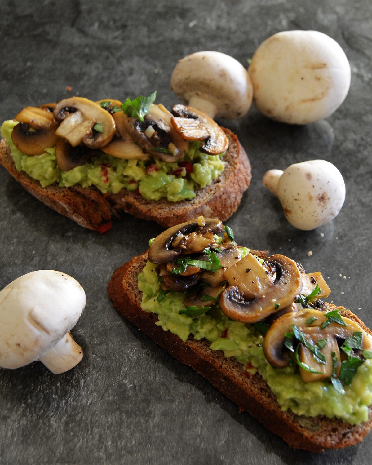 Avocadobrot mit gebratenen Champignons