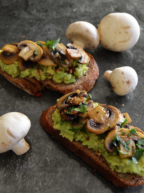 Avocadobrot mit gebratenen Champignons