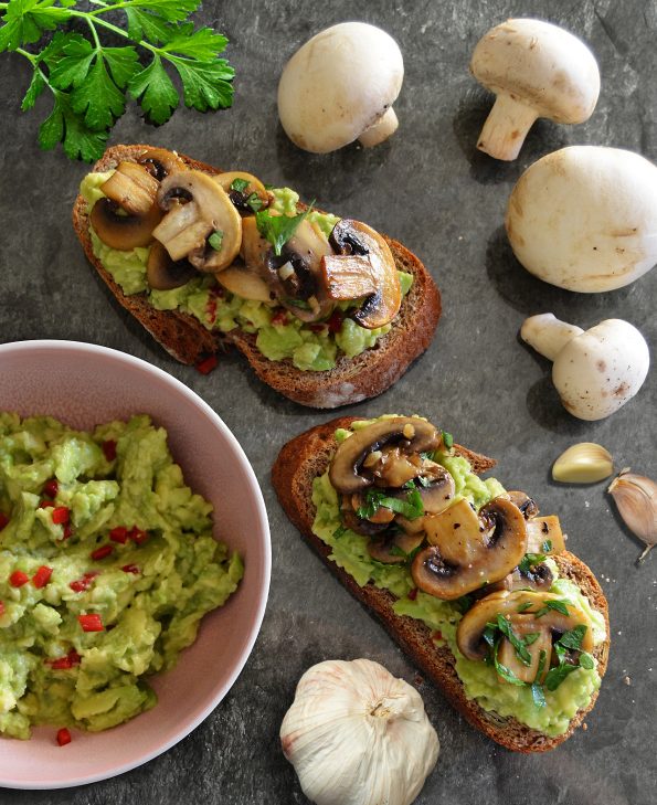 Avocadobrot mit gebratenen Champignons