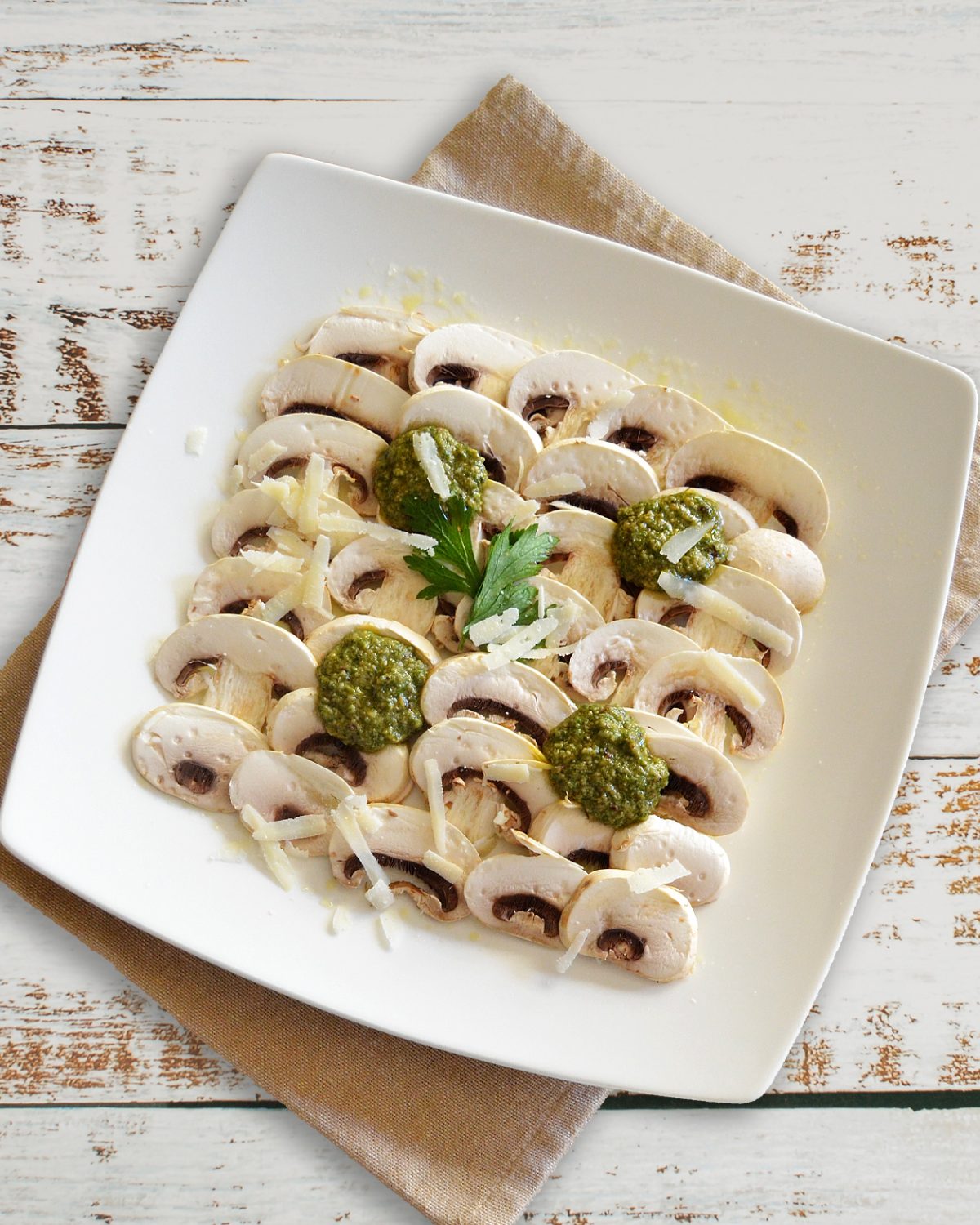 Champignon-Carpaccio mit Wildkräuter-Pesto