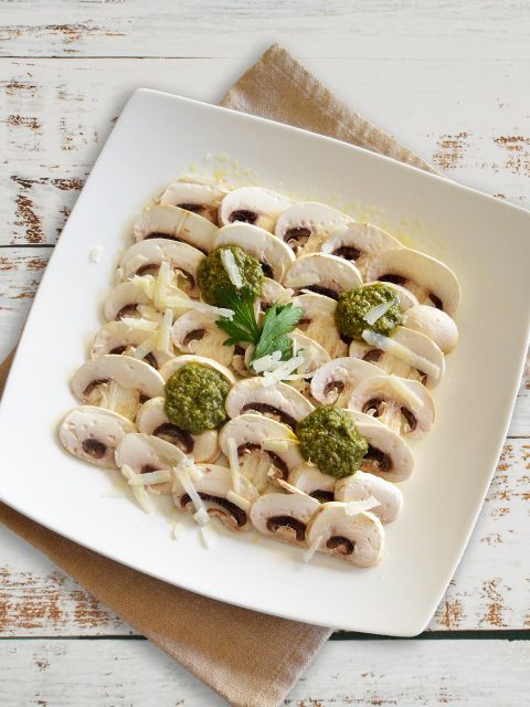 Champignon-Carpaccio mit Wildkräuter-Pesto