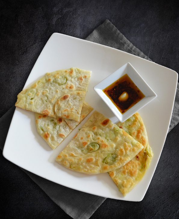 Chinesische Lauchzwiebel-Pfannkuchen mit Chiliöl