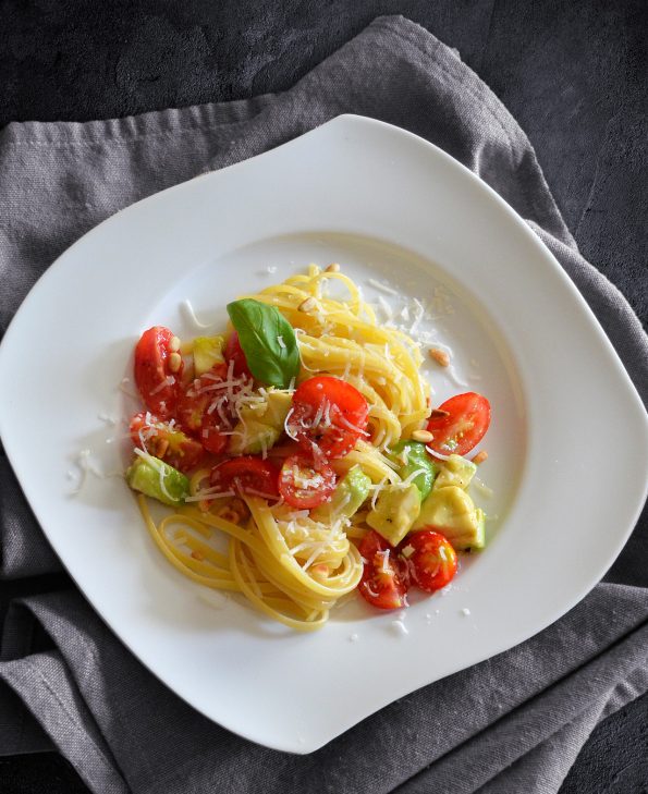 Linguine mit Tomaten-Avocado-Topping