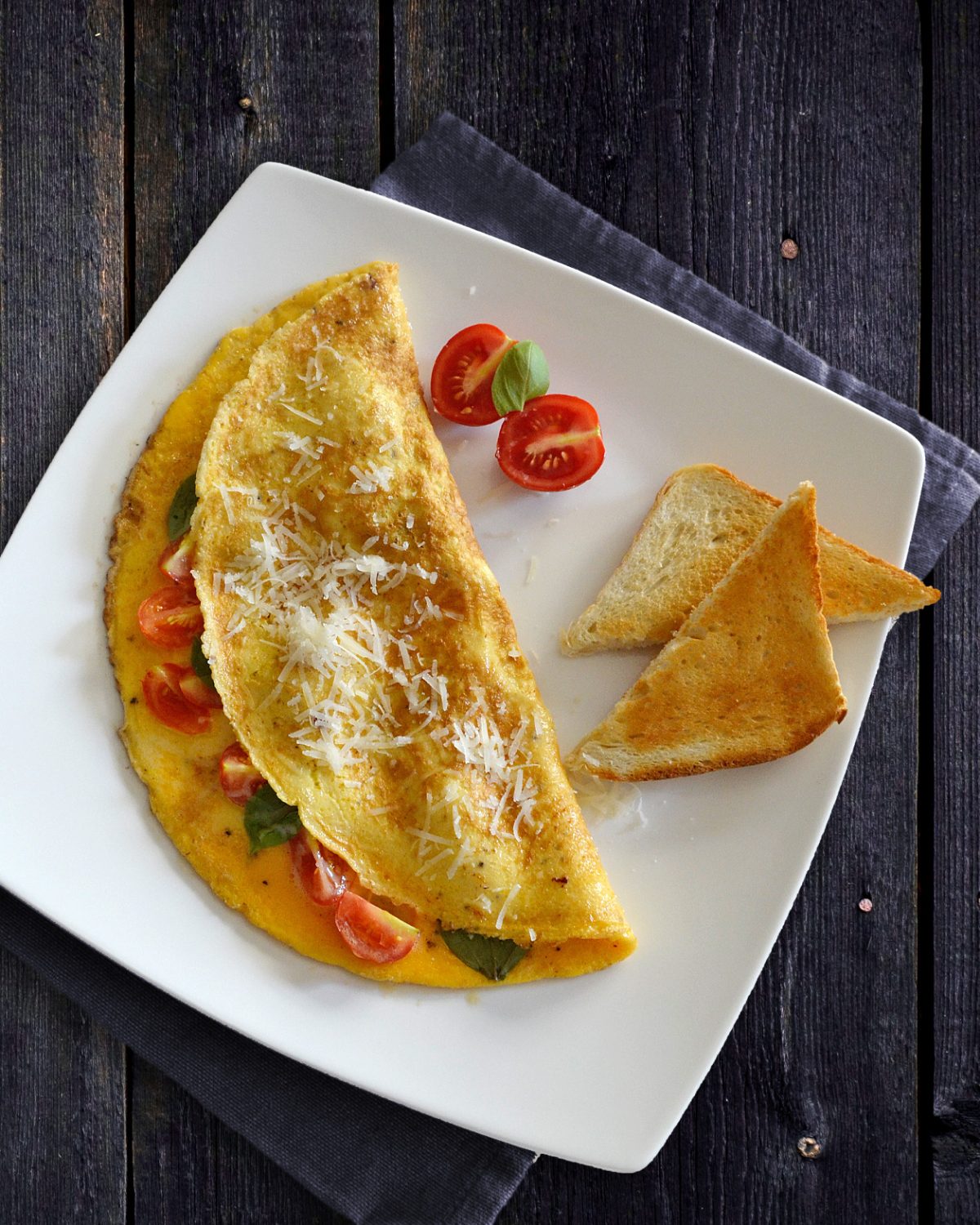 Omelett mit Tomaten, Basilikum und Parmesan