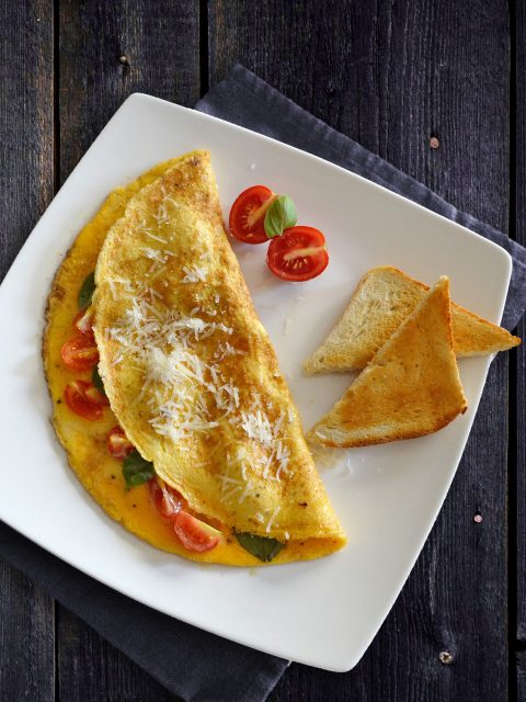 Omelett mit Tomaten, Basilikum und Parmesan