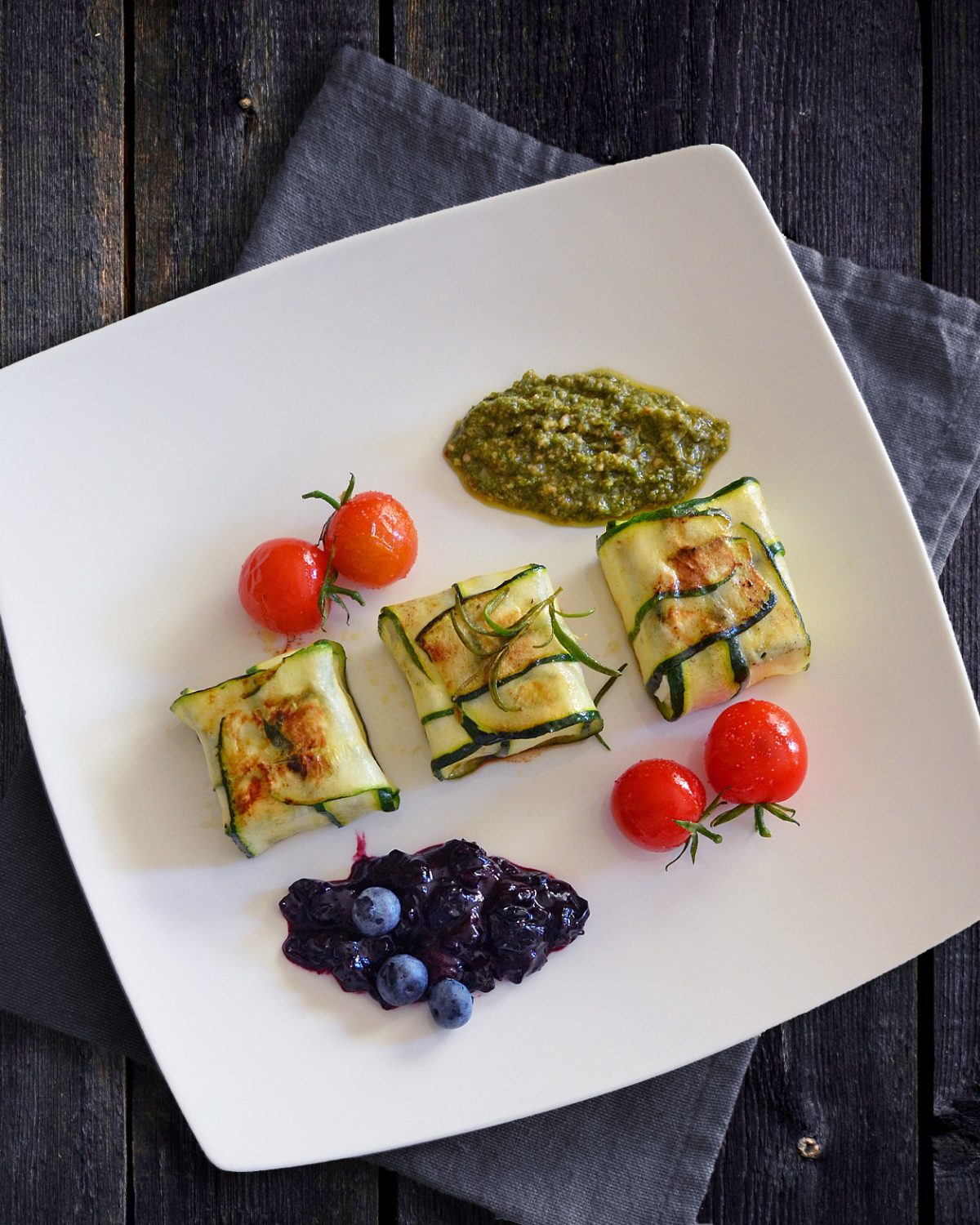 Zucchini-Feta-Päckchen mit Heidelbeer-Chutney und Pesto