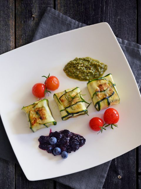 Zucchini-Feta-Päckchen mit Heidelbeer-Chutney und Pesto