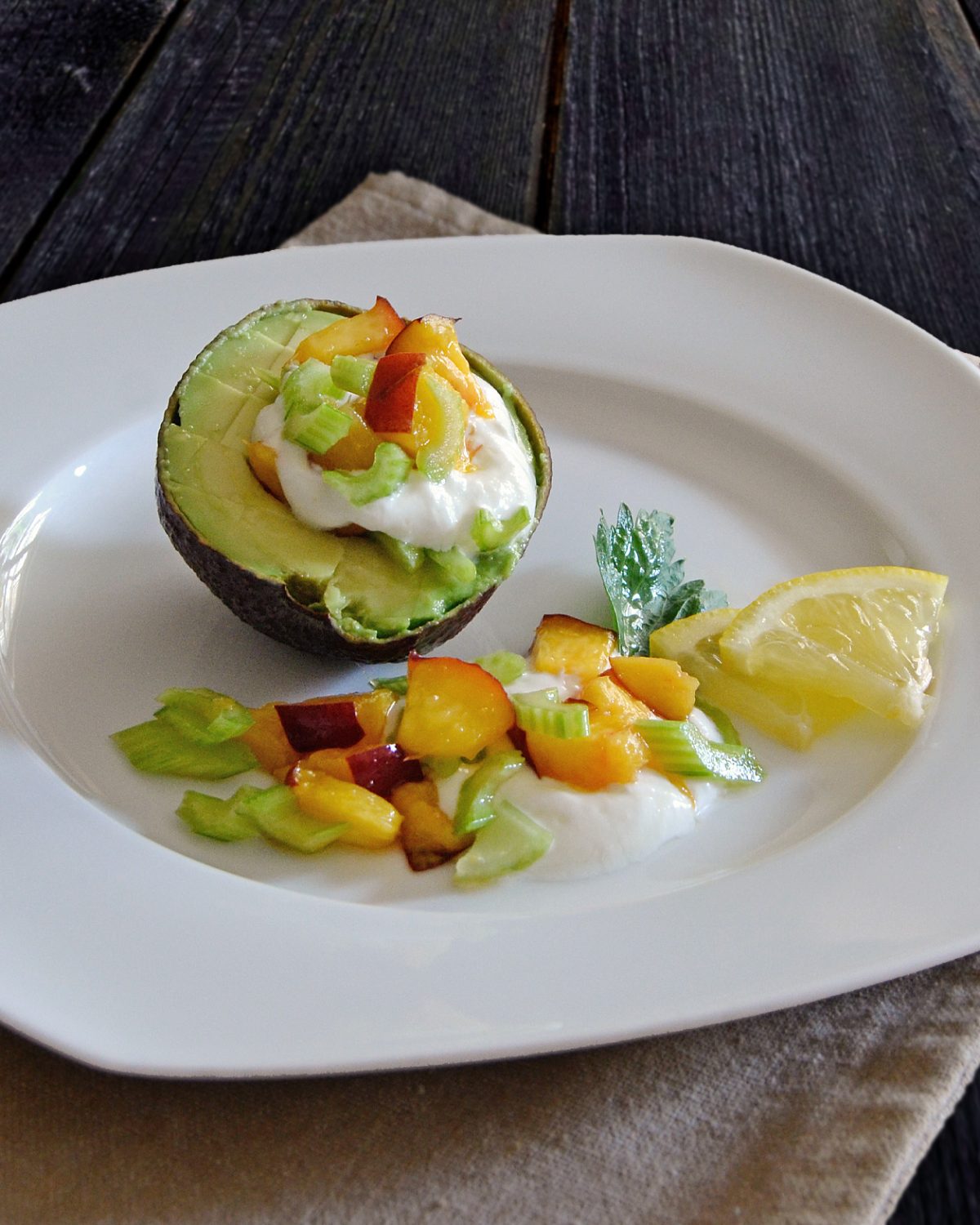 Salat mit Avocado, Sellerie und Nektarinen