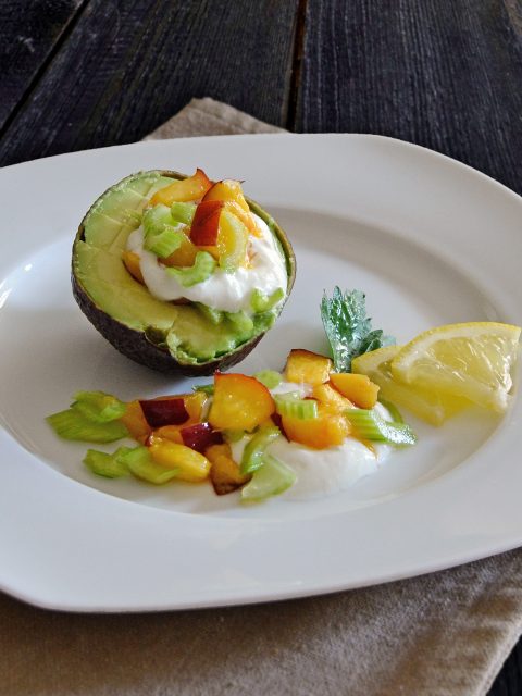 Salat mit Avocado, Sellerie und Nektarinen