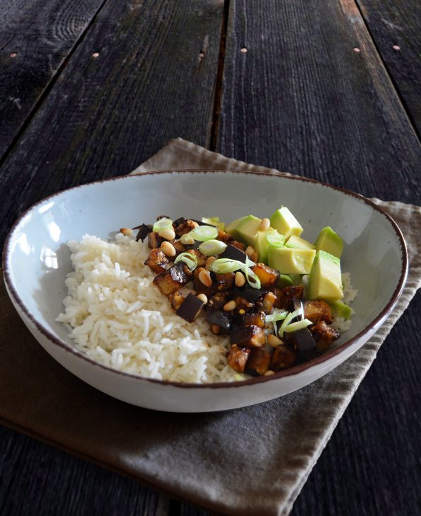 Teriyaki-Bowl mit Aubergine und Avocado