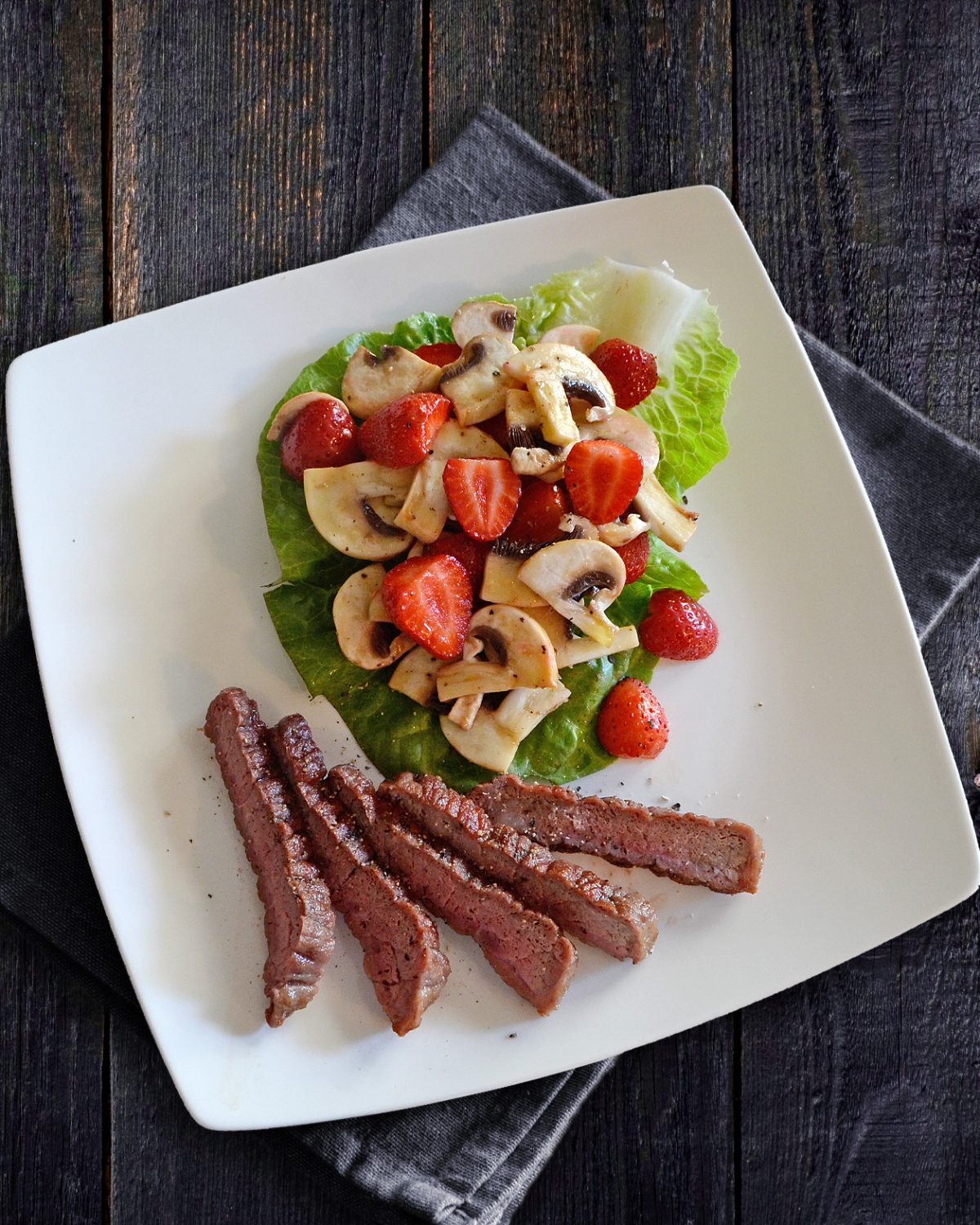 Erdbeer-Champignon-Salat mit Steakstreifen