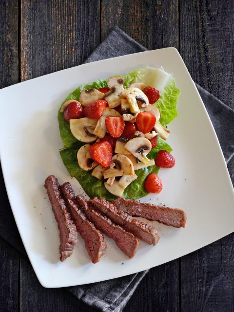 Erdbeer-Champignon-Salat mit Steakstreifen