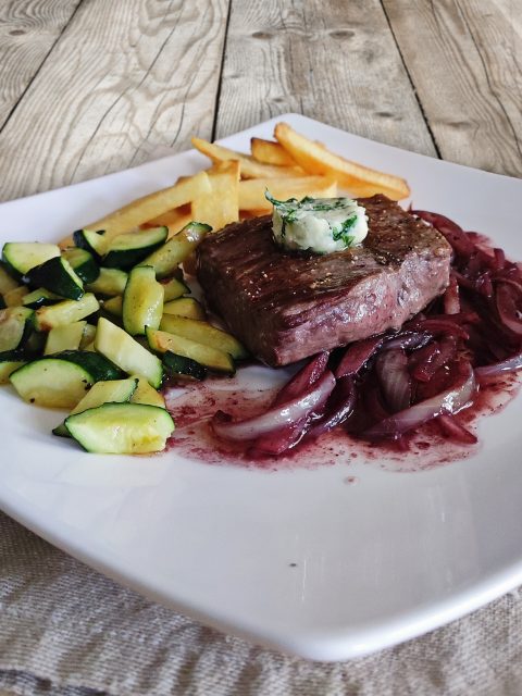 Steak mit Rotwein-Zwiebel-Sauce, Zucchini und Pommes