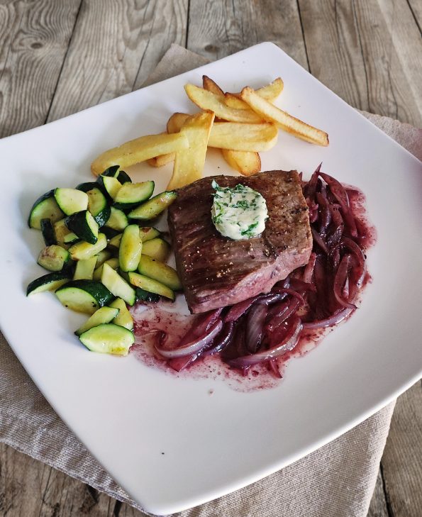 Steak mit Rotwein-Zwiebel-Sauce, Zucchini und Pommes