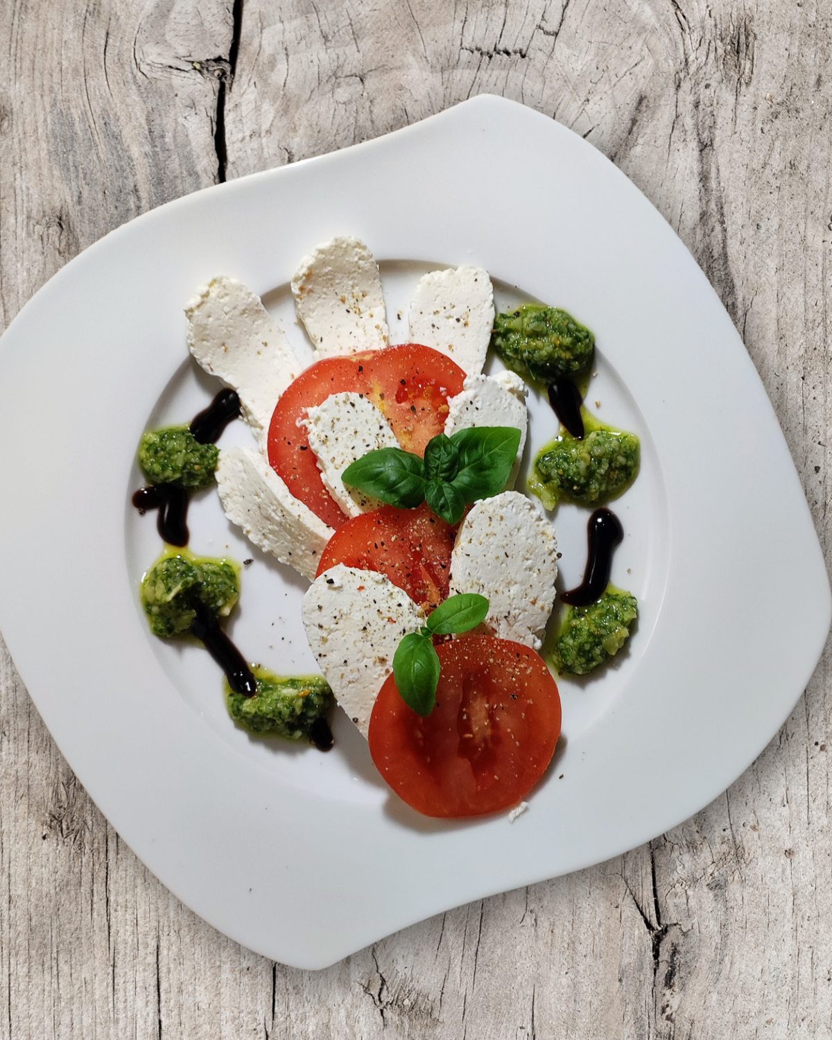 selbstgemachter Mozzarella mit Tomaten und Pesto