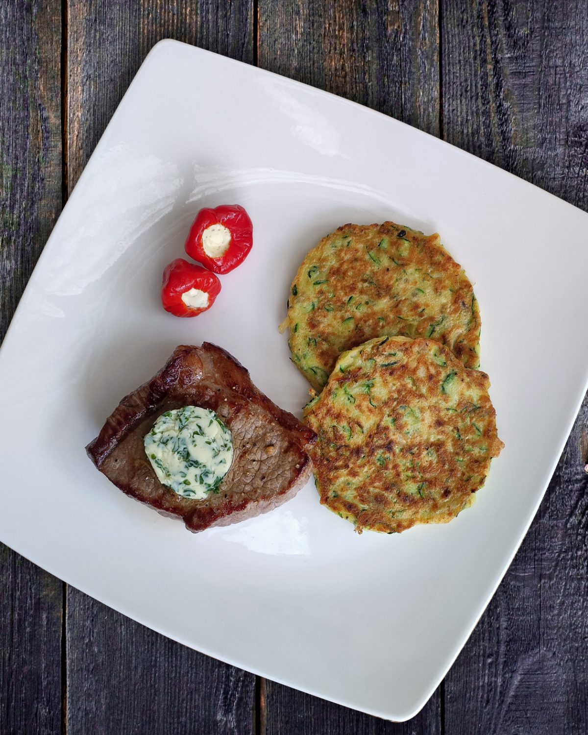 Kleines Steak und Zucchinipuffer