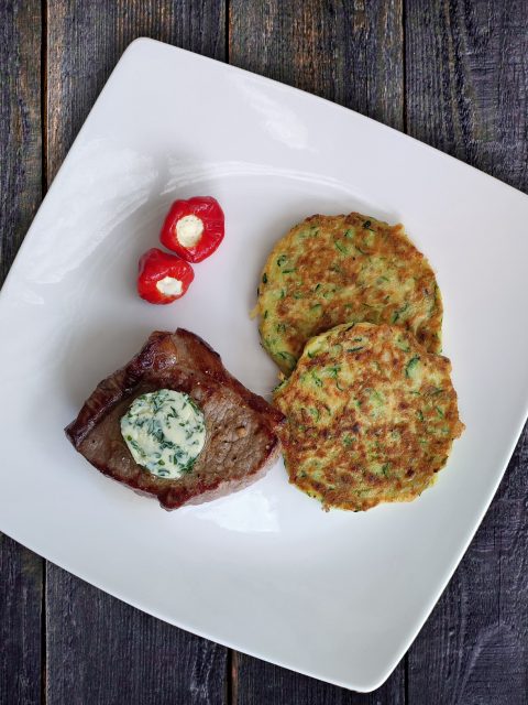 Kleines Steak und Zucchinipuffer