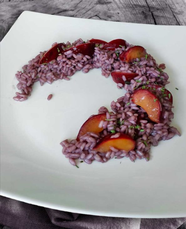 Rotwein-Risotto mit Pflaumen, Zimt und Estragon