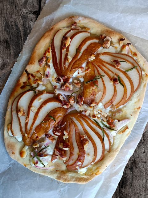 Flammkuchen mit Birnen, Ziegenkäse und Walnüssen