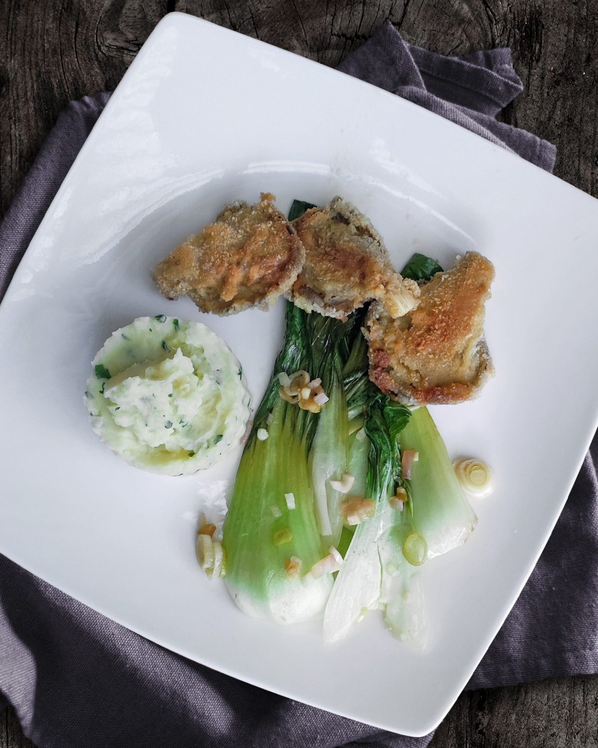 Panierte Austernpilze mit Pak Choi und Kartoffelstampf