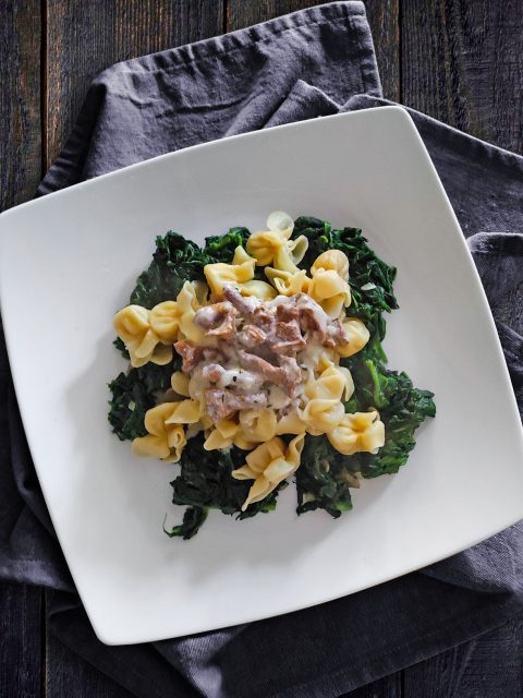 Sacchettini auf Spinatbett mit Pfifferlingen in Parmesansoße