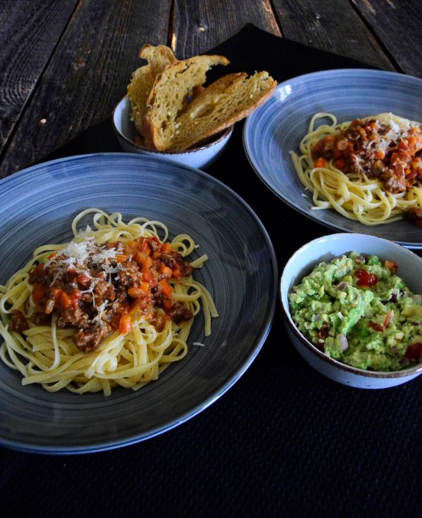 Linguine Bolognese mit Brotchip und Guacamole