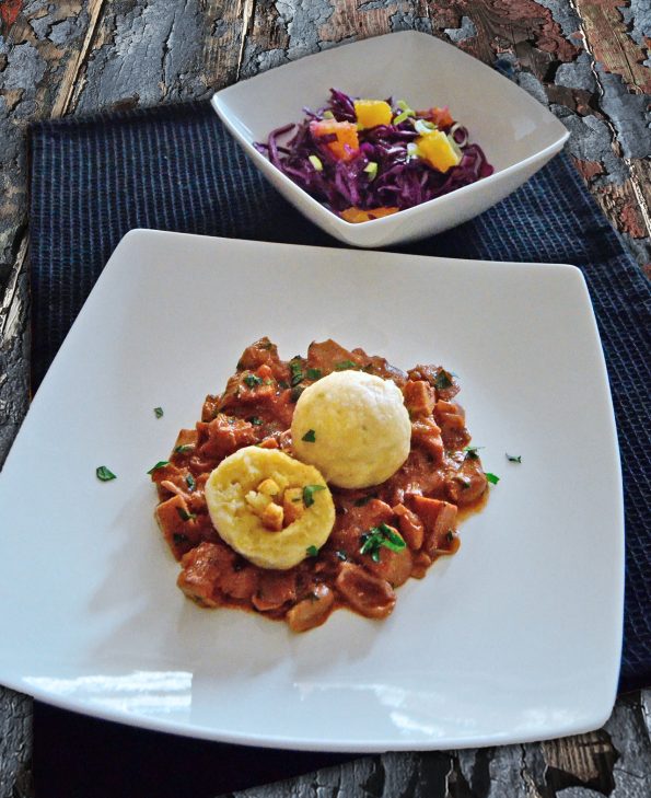 Jackfruit Gulasch mit Kartoffelklößen