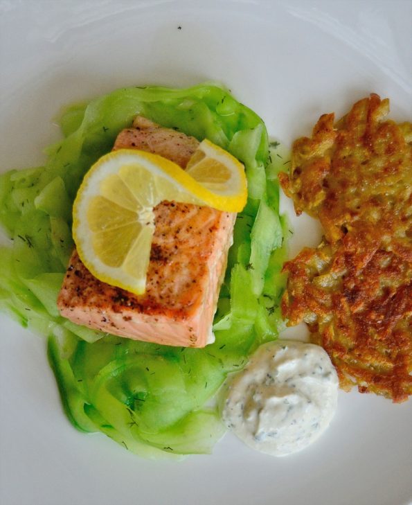 Lachs auf Gurkenstreifen mit Rösti