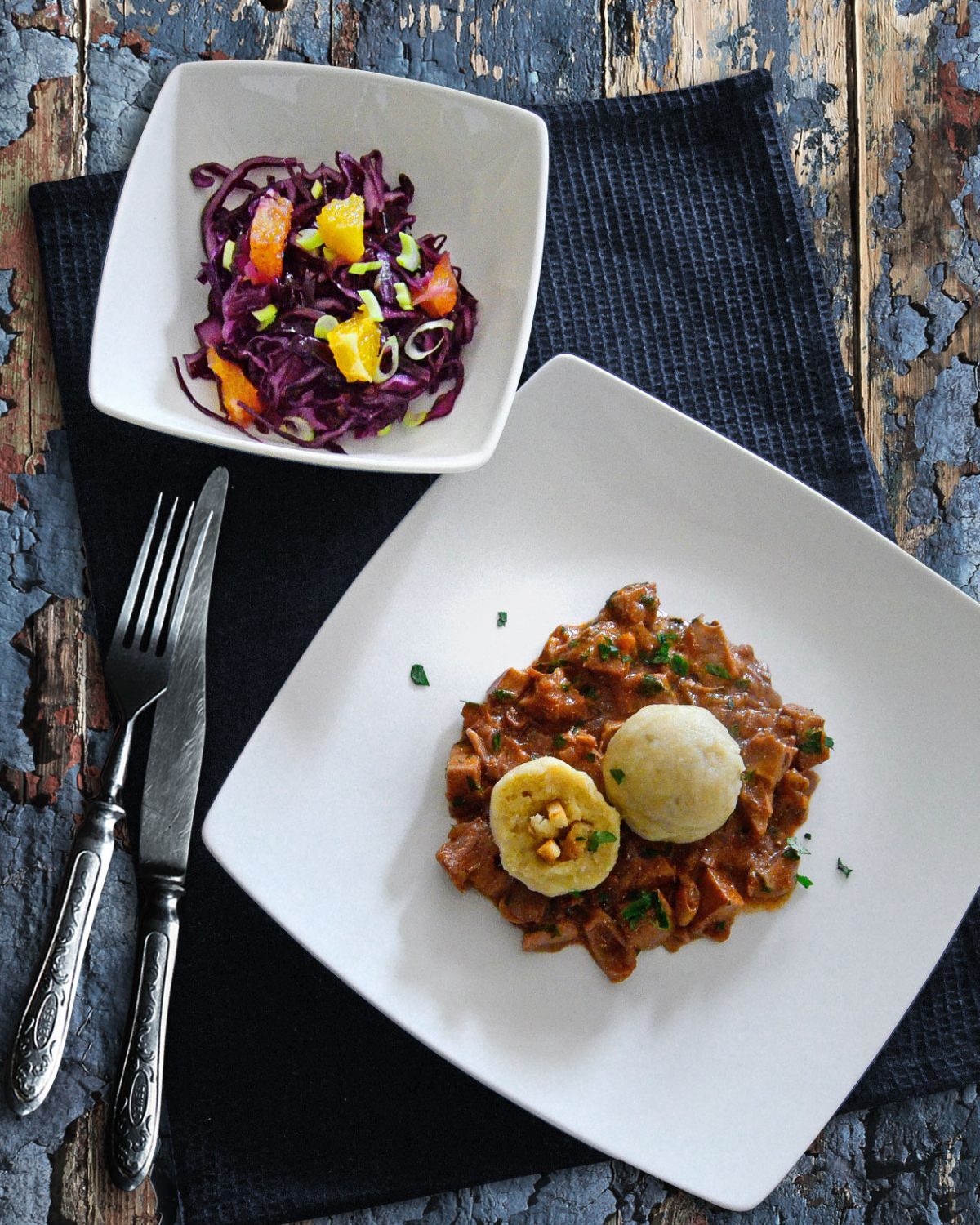 Jackfruit-Gulasch mit Kartoffelklößen und Rotkohl-Salat