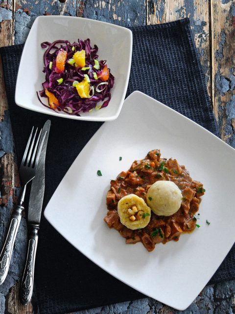 Jackfruit-Gulasch mit Kartoffelklößen und Rotkohl-Salat