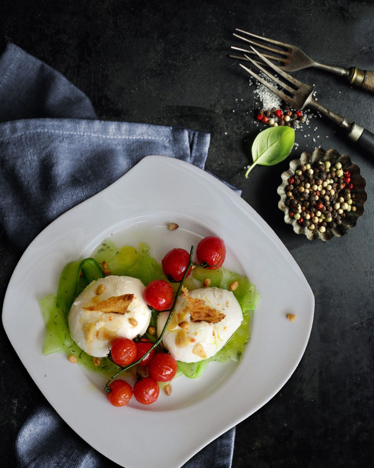 Mozzarella auf Gurkenstreifen mit geshmolzenen Tomten und Knoblauch