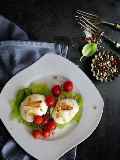 Mozzarella auf Gurkenstreifen mit geshmolzenen Tomten und Knoblauch