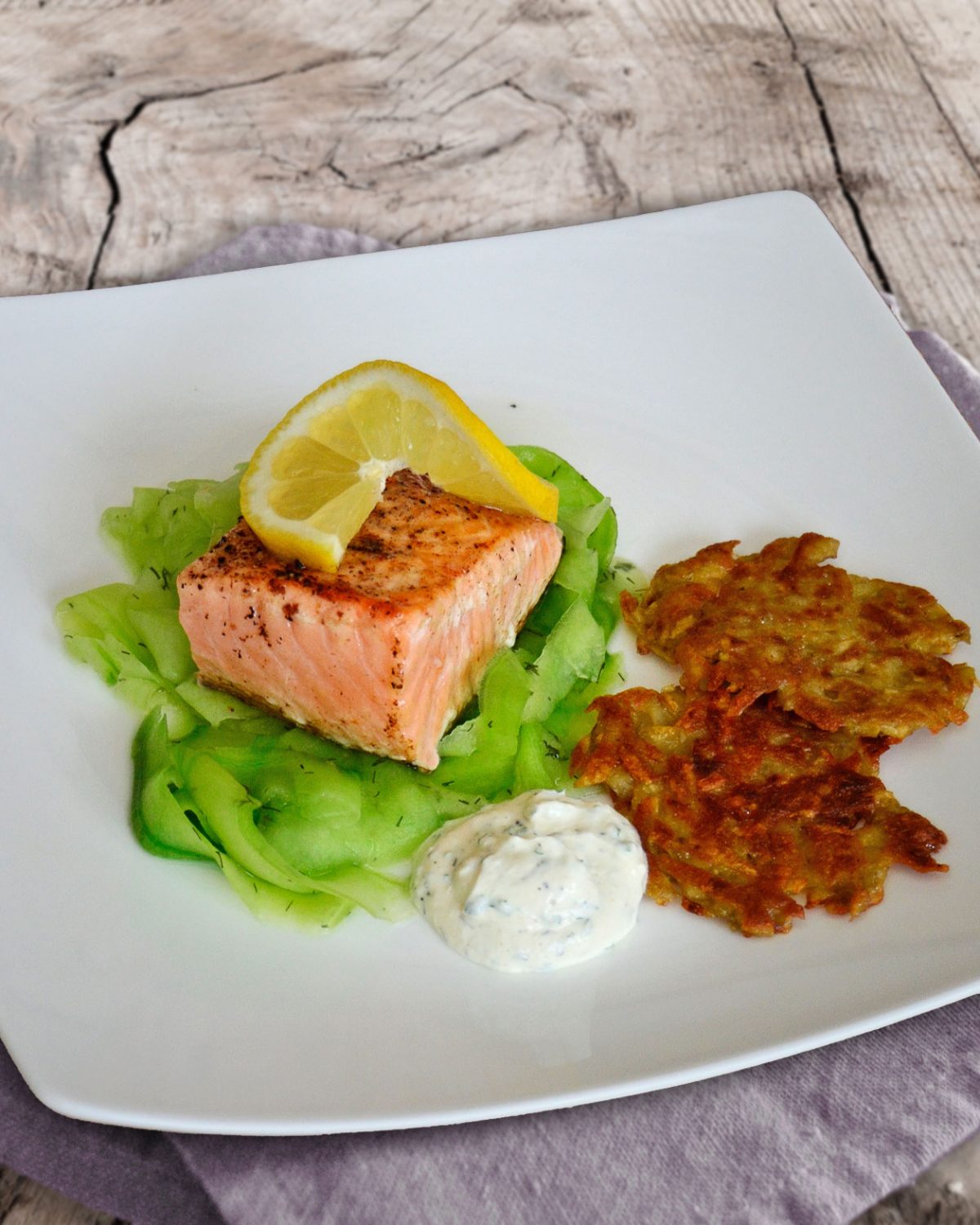 Lachs auf Gurkenstreifen mit Rösti