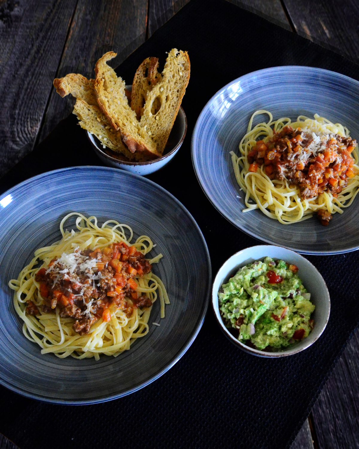 Linguine Bolognese mit Brotchip und Guacamole